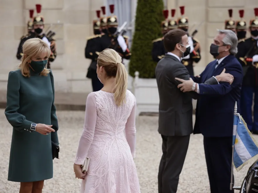 TO naprawdę się stało: Brigitte Macron ani trochę nie ustępowała prezencją 28 lat młodszej prezydentowej Argentyny