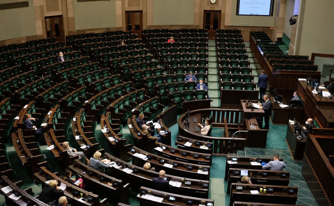 Zjednoczona Prawica ze stratą. Wzrost po stronie KO. SONDAŻ dla DGP i RMF FM