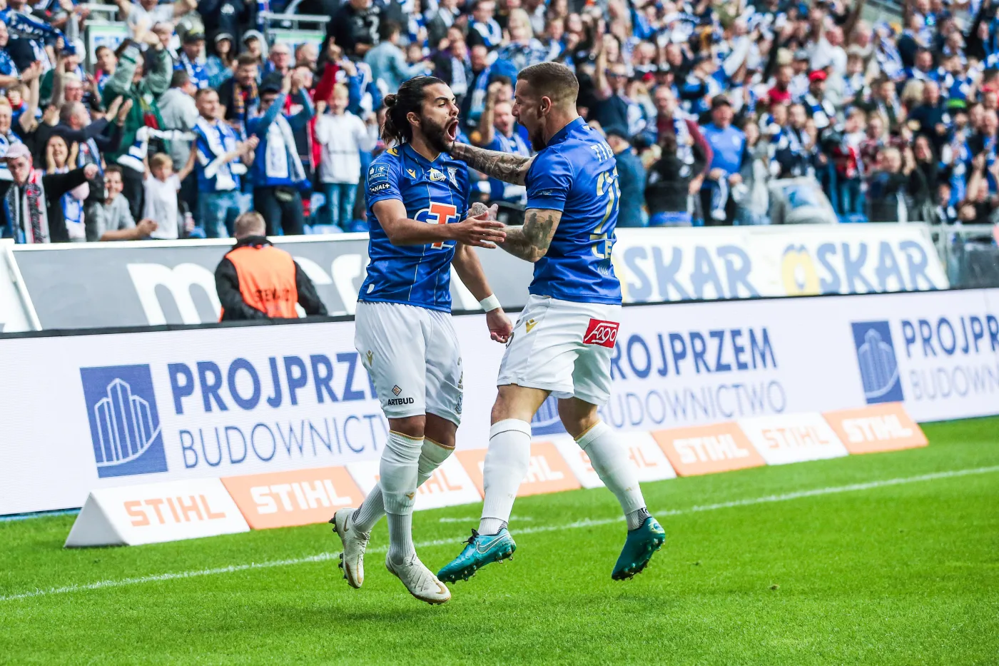 Portugalscy piłkarze Lecha Poznań Joao Amaral (L) i Pedro Tiba (P)