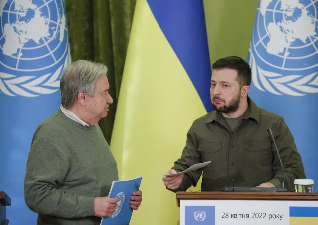 "Rosjanie atakują Kijów rakietami w trakcie wizyty szefa ONZ. Pocztówka z Moskwy?"