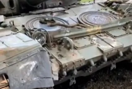 Rosyjski czołg, "opancerzony" pokrywami studzienek kanalizacyjnych