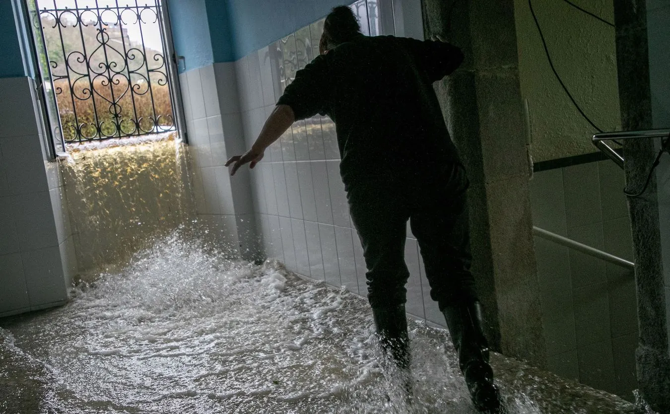 Gigantyczne 9-metrowe fale uderzają w wybrzeże Galicii. Hiszpanie przygotowują się na armagedon