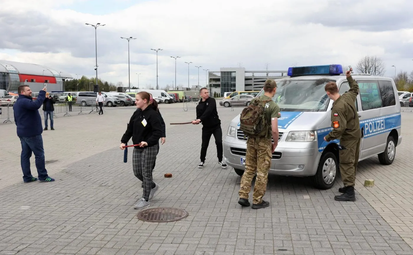 policja-wymieni-szyby-na-pancerne-radiowozy-wytrzymaja-ostrzal-37783794.jpg
