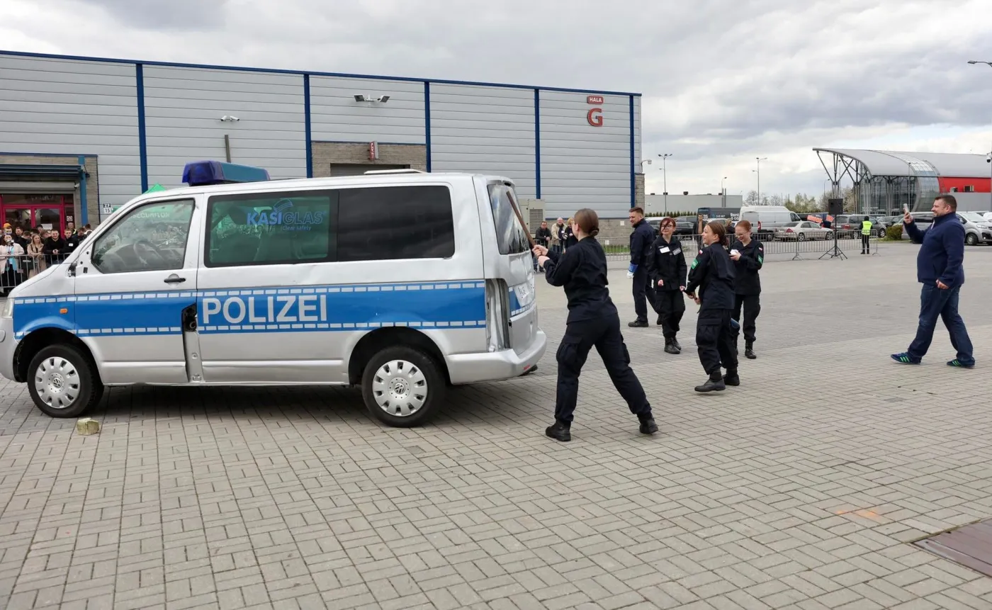 policja-wymieni-szyby-na-pancerne-radiowozy-wytrzymaja-ostrzal-37783795.jpg