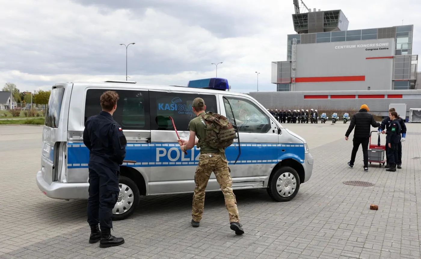 policja-wymieni-szyby-na-pancerne-radiowozy-wytrzymaja-ostrzal-37783796.jpg