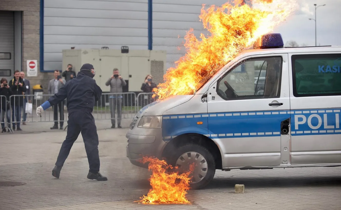 Policja wymieni szyby na pancerne, radiowozy wytrzymają ostrzał