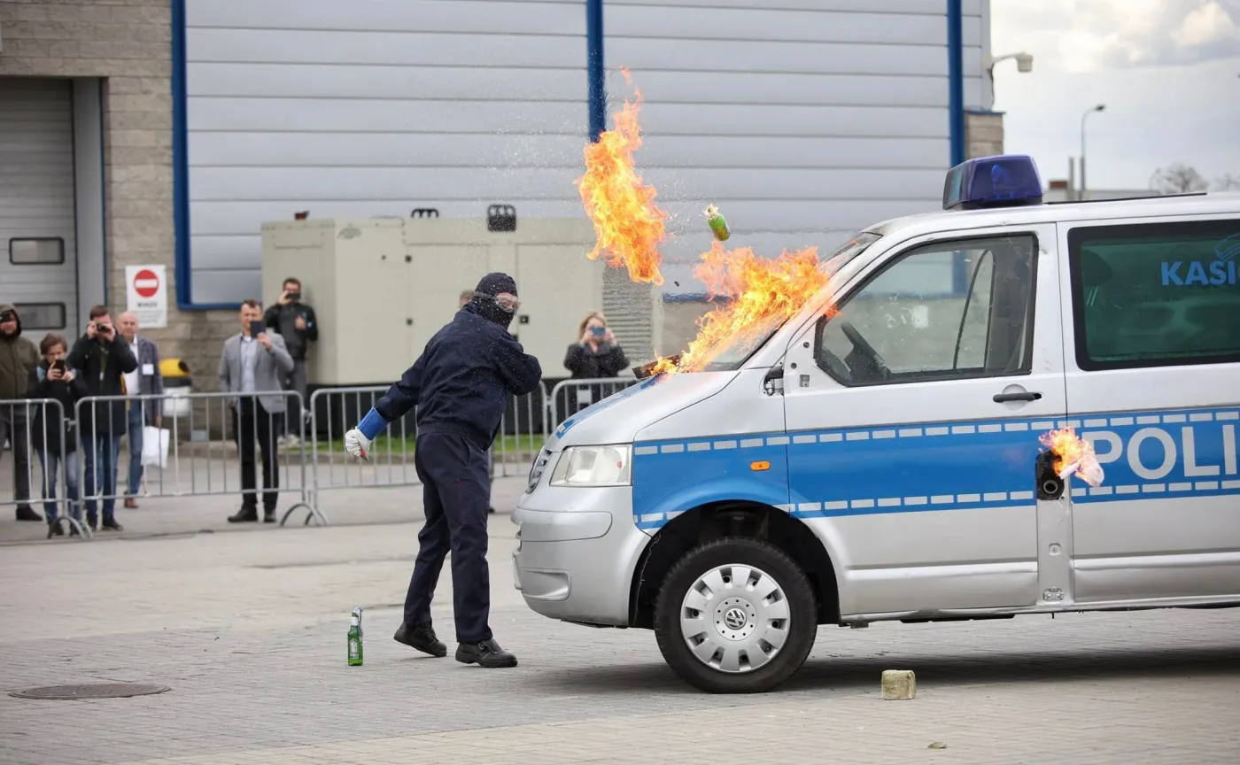 policja-wymieni-szyby-na-pancerne-radiowozy-wytrzymaja-ostrzal-37783798.jpg