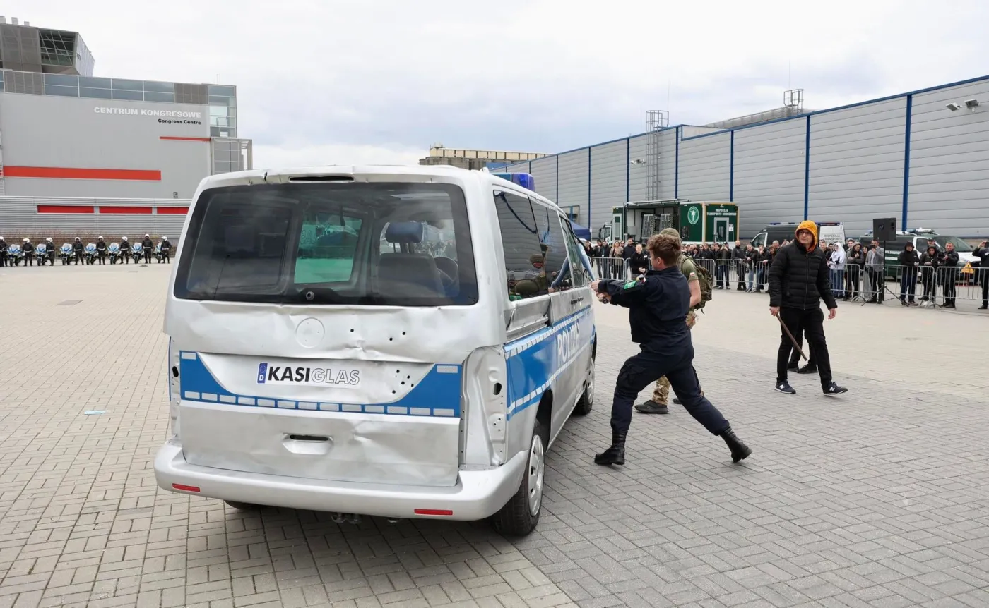 policja-wymieni-szyby-na-pancerne-radiowozy-wytrzymaja-ostrzal-37783799.jpg