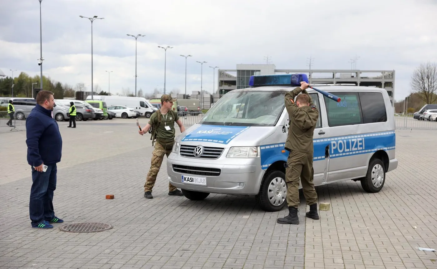 policja-wymieni-szyby-na-pancerne-radiowozy-wytrzymaja-ostrzal-37783824.jpg