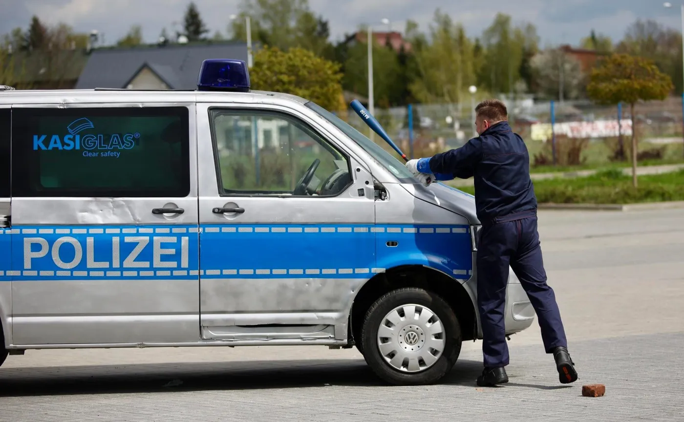 policja-wymieni-szyby-na-pancerne-radiowozy-wytrzymaja-ostrzal-37783825.jpg