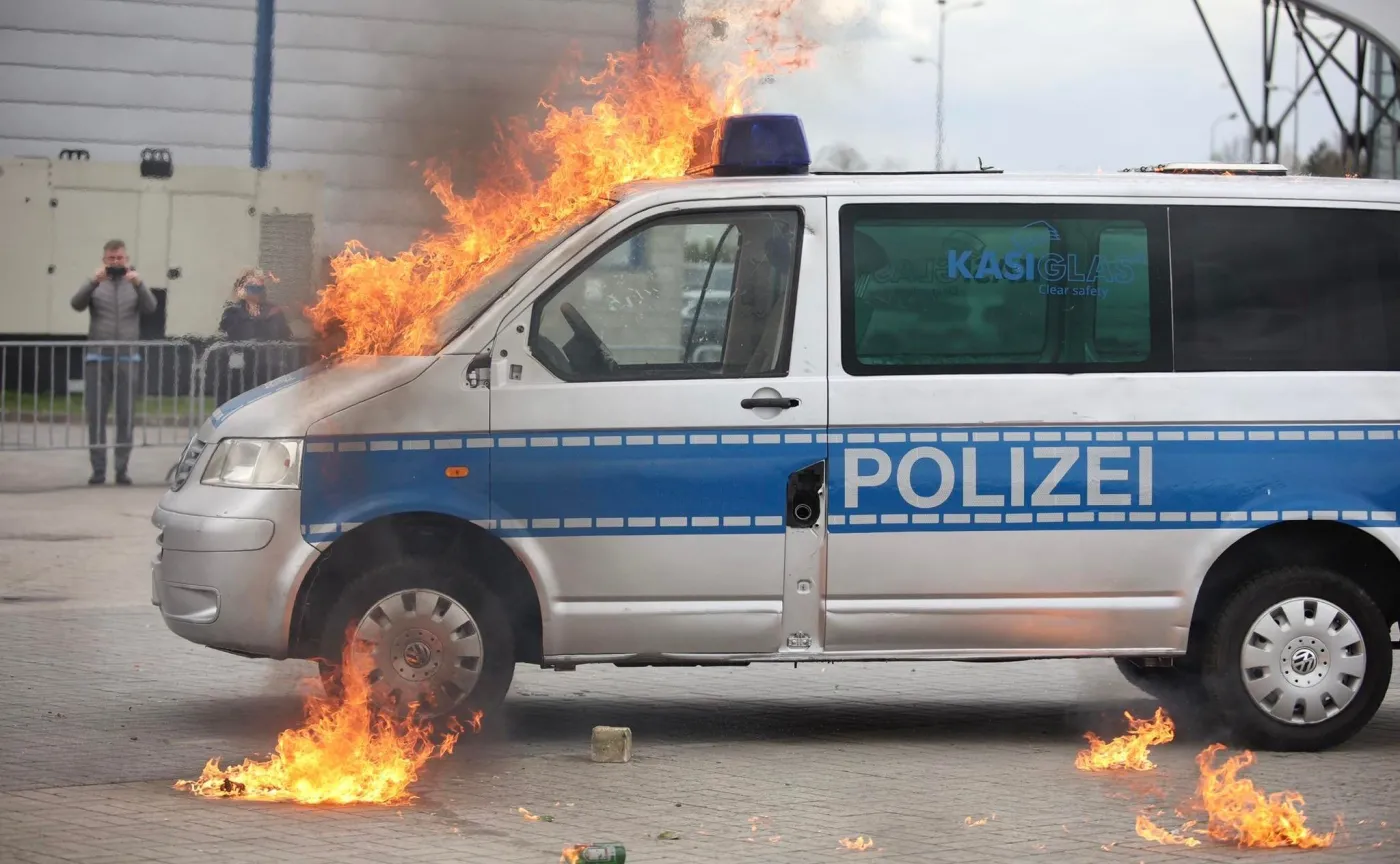 policja-wymieni-szyby-na-pancerne-radiowozy-wytrzymaja-ostrzal-37783834.jpg
