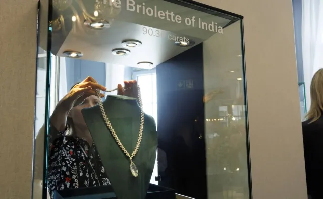 Rekordowa suma za kolekcję biżuterii wdowy po hitlerowcu. “Zniewaga dla ofiar Holokaustu”