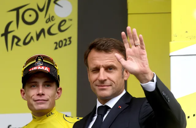 We Francji niespokojnie, a Emmanuel Macron "bawi" na Tour de France [FOTO]