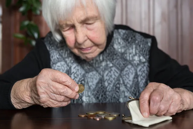 Od 1 września wyższe emerytury. ZUS podał terminy dodatkowych przelewów dla seniorów