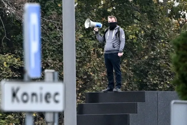 Mężczyzna z pomnika został obezwładniony. Plecak zostanie sprawdzony za pomocą robota