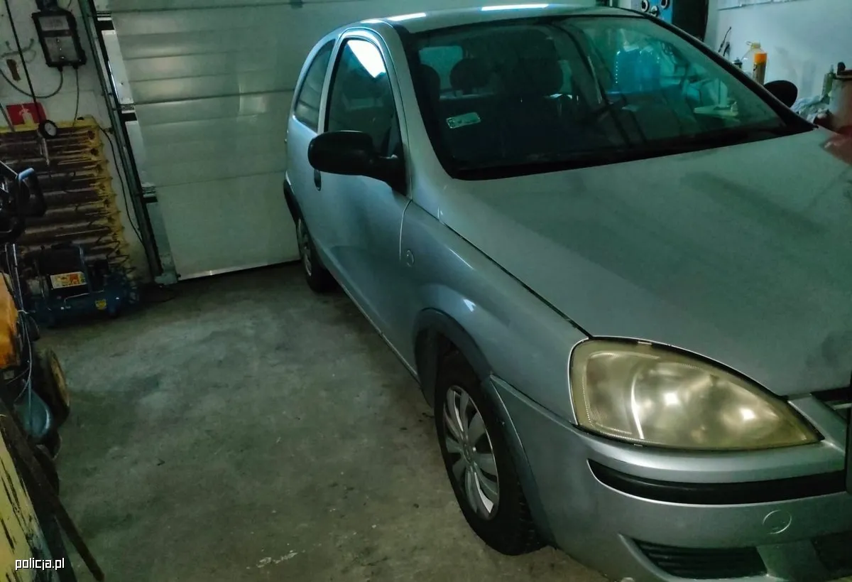opel-corsa-sprawcy-z-widocznymi-na-zdjeciu-uszkodzeniami-maski-37994156.jpg