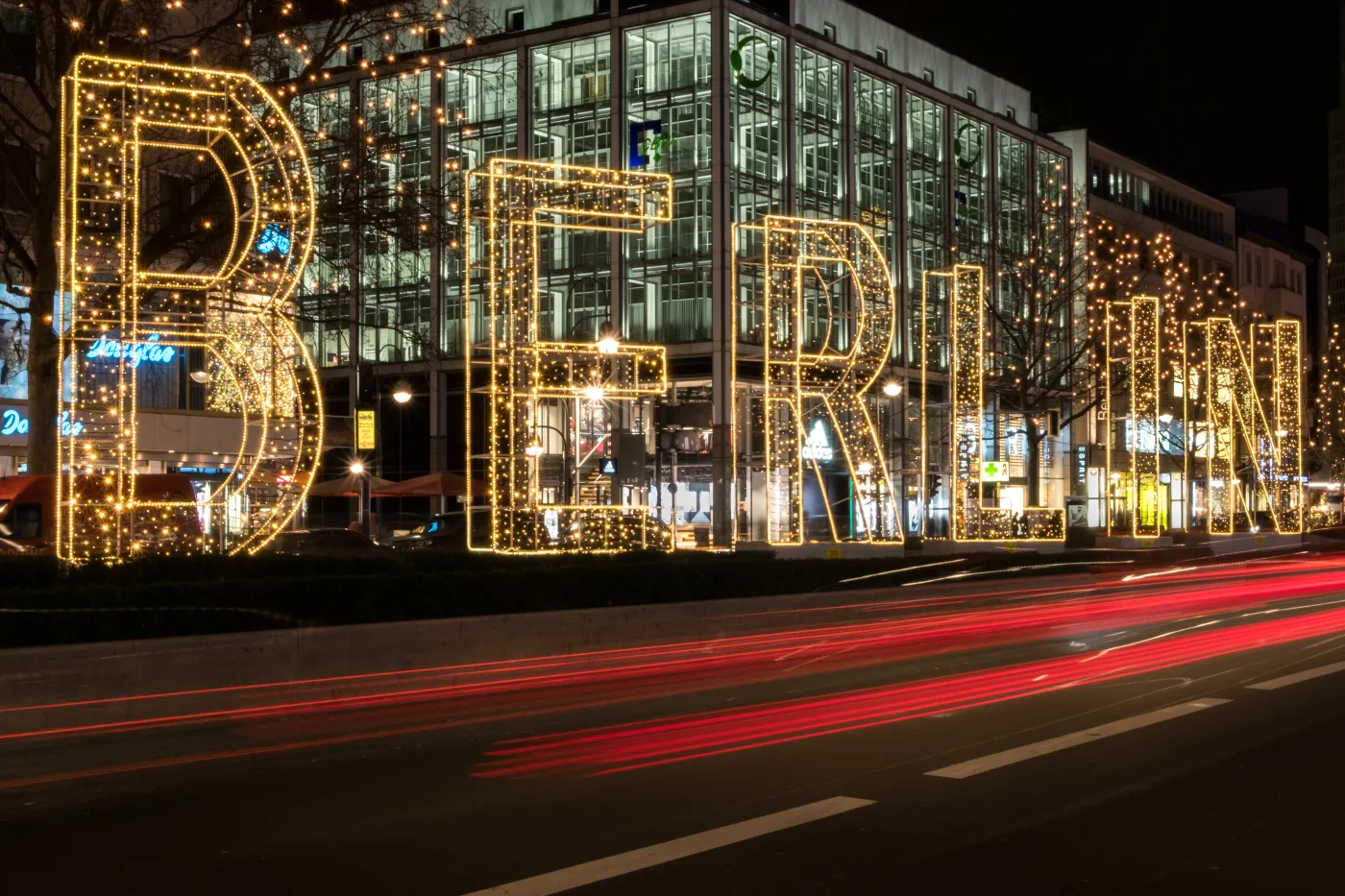 Jeśli lubisz jarmarki, światła i głośną muzykę, to ruszaj w grudniu do Berlina