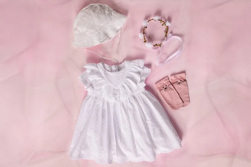 Sukienki na wesele dla dziewczynek – trendy i porady na sezon 2024