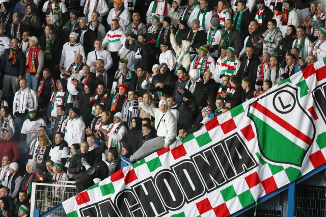 Kibice Legii Warszawa dyskryminują kobiety. Nie chcą ich na meczu z Widzewem Łódź