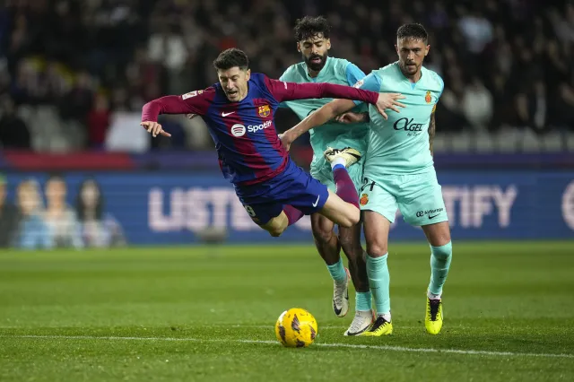 Lewandowski chciał oszukać sędziego. Żenujące zachowanie piłkarza Barcelony