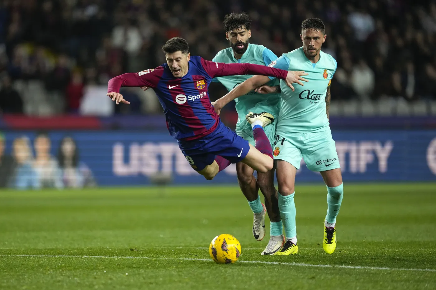 Lewandowski chciał oszukać sędziego. Żenujące zachowanie piłkarza Barcelony