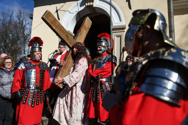 Kalwaria Zebrzydowska. Tłumy pielgrzymów na Drodze Krzyżowej [FOTO]