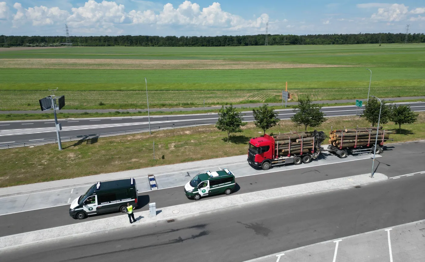 patrol-itd-zatrzymal-zespol-pojazdow-przewozacy-ladunek-drewna-38206816.jpg