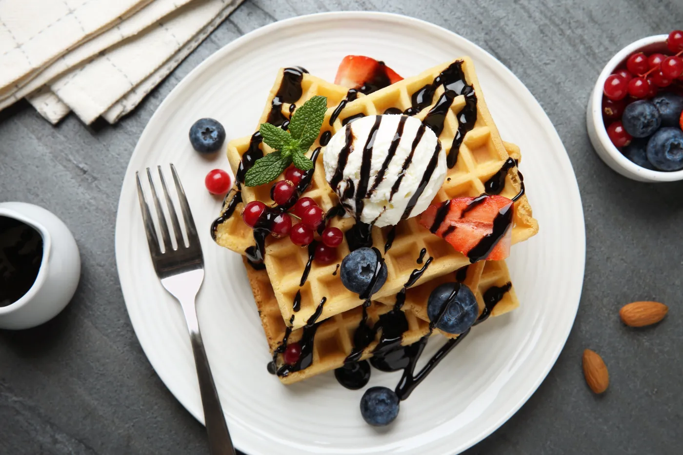 Delicious,Belgian,Waffles,With,Ice,Cream,,Berries,And,Chocolate,Sauce