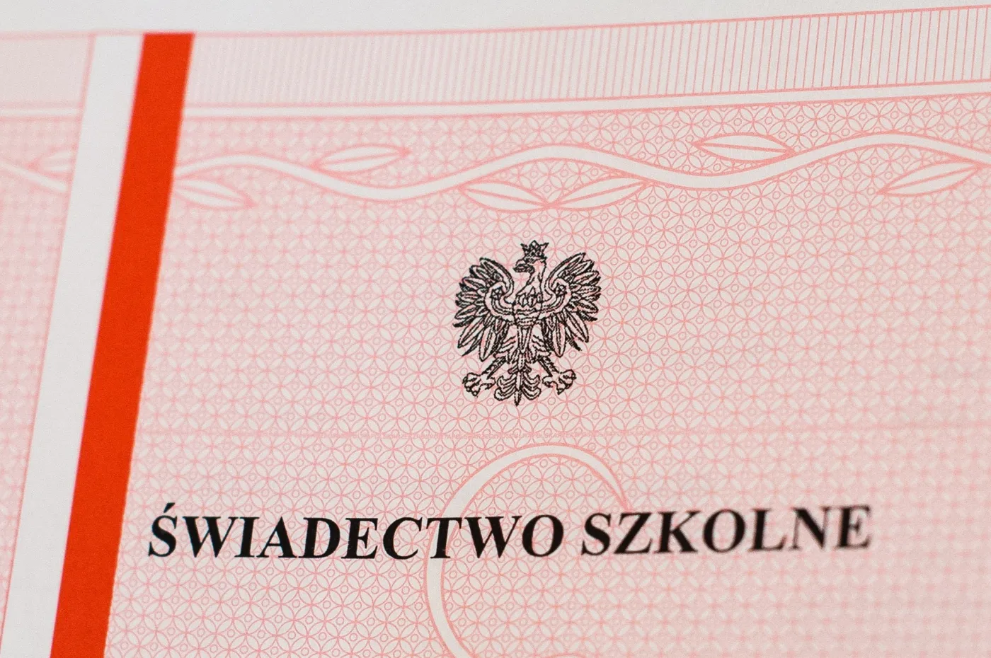Czerwony pasek na świadectwie. Dobre oceny nie zawsze wystarczą
