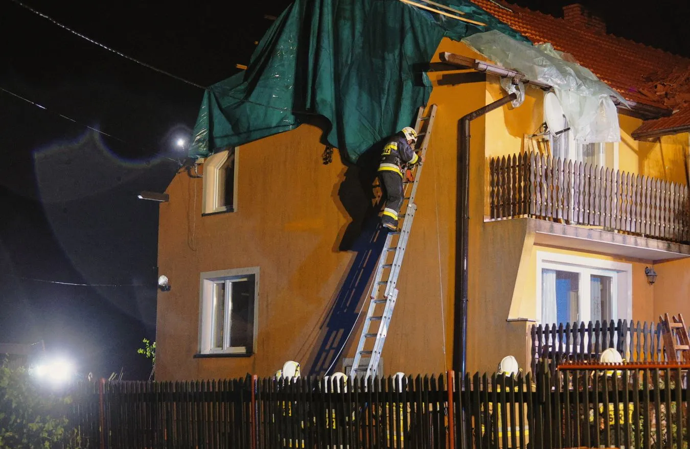 Niebezpieczna noc na Śląsku. Nawałnica zrywała dachy, powalała drzewa