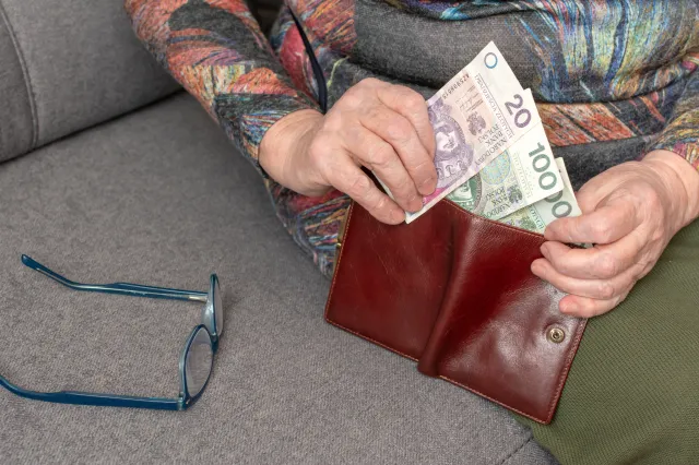 330 zł dodatku do emerytury lub renty dla seniorów. Jakie warunki trzeba spełnić, aby go otrzymać?