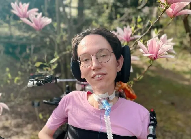 Wojtek Sawicki opublikował filmik, w którym wykonuje wymowny gest 