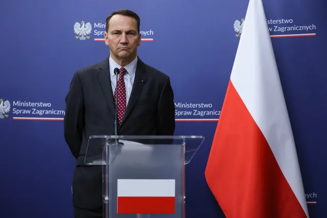 Sikorski wzywa NATO do przyspieszenia dostaw broni na Ukrainę. "To jest pilnie potrzebne"