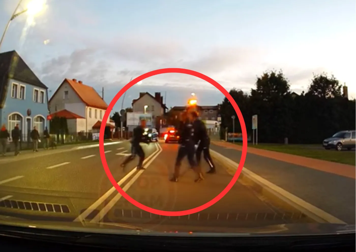 Policjanci walczyli z młodym mężczyzną na środku ulicy