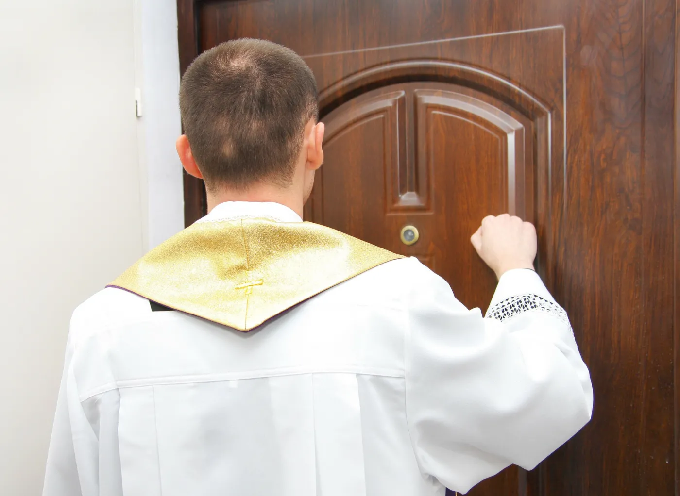 Kolęda na nowych zasadach. Księża będą pukać do wybranych drzwi