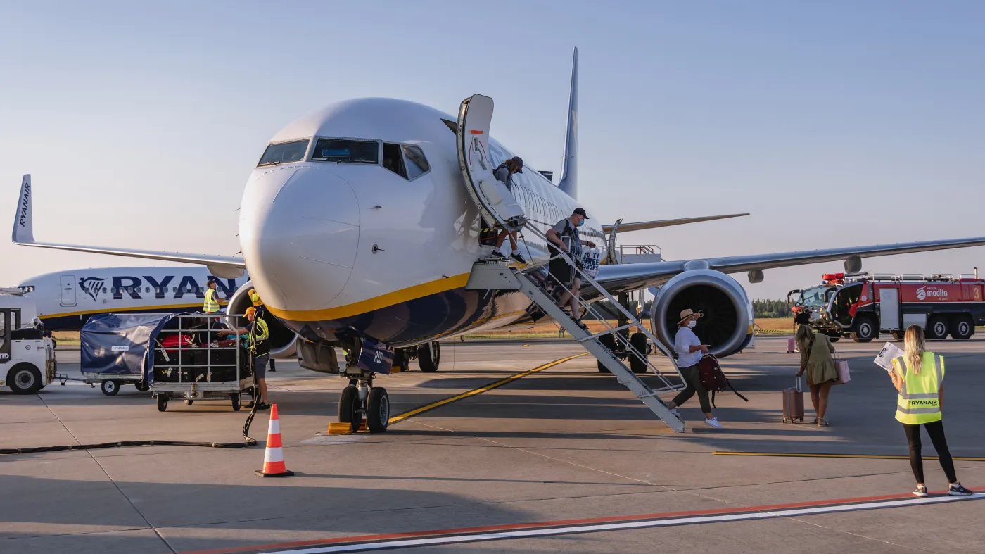 samolot transport turystyka podróże lotnisko Port lotniczy Warszawa Modlin Boeing 737 port lotniczy pasażerowie lotnictwo transport lotniczy