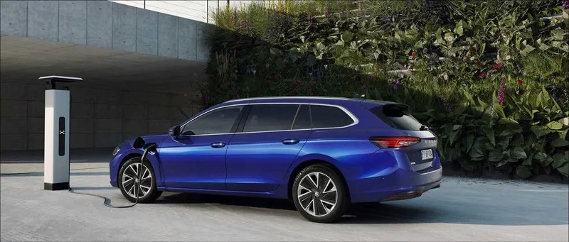 Skoda wprowadza nową generację hybryd plug-in z dużym zasięgiem