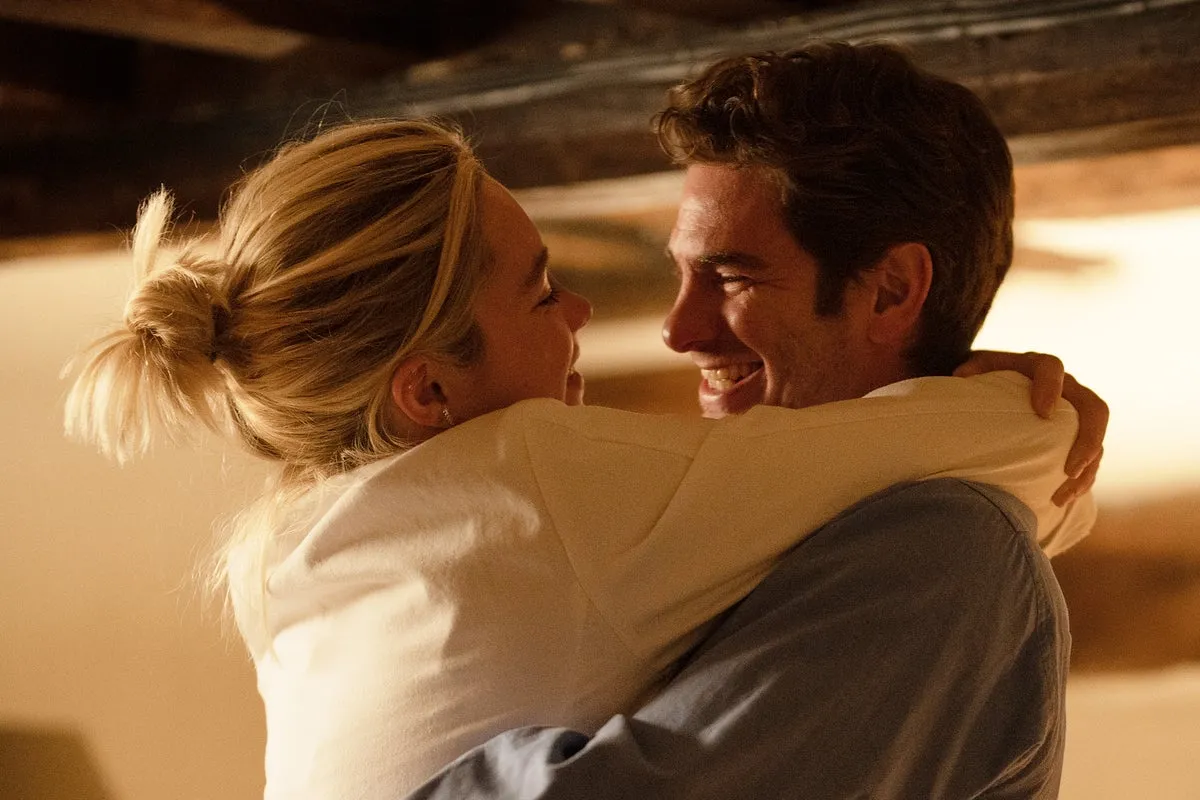 Florence Pugh i Andrew Garfield w filmie "Sztuka pięknego życia"
