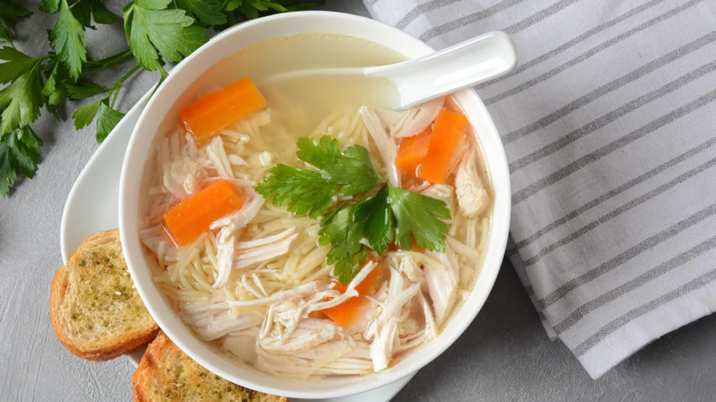 Kiedy solić rosół, żeby wyszedł smaczny? Wiele osób popełnia błąd