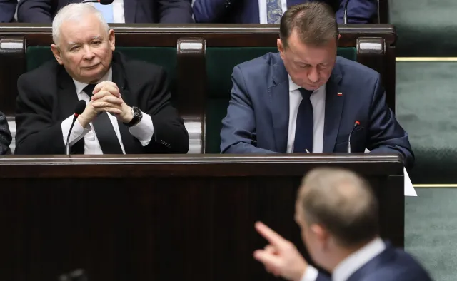 Polityczny pat. PiS i KO z takim samym poparciem. Najnowszy SONDAŻ