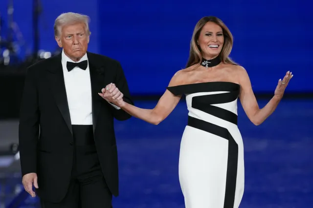 Suknia balowa Melanii Trump zapiera dech w piersiach. Ma symboliczne znaczenie [FOTO]
