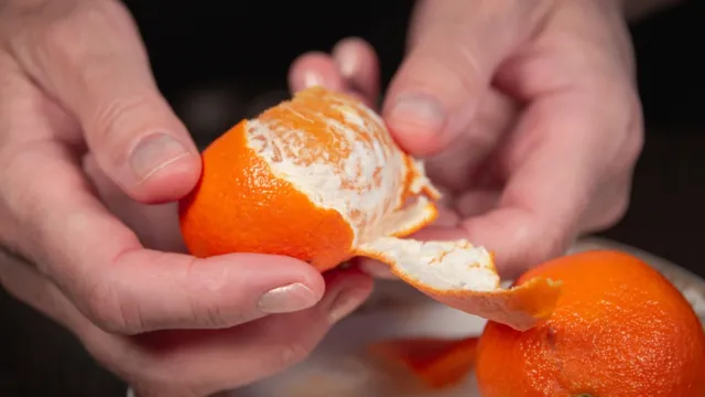 Obierasz białą skórkę z mandarynek i pomarańczy? Wiele osób popełnia ten błąd