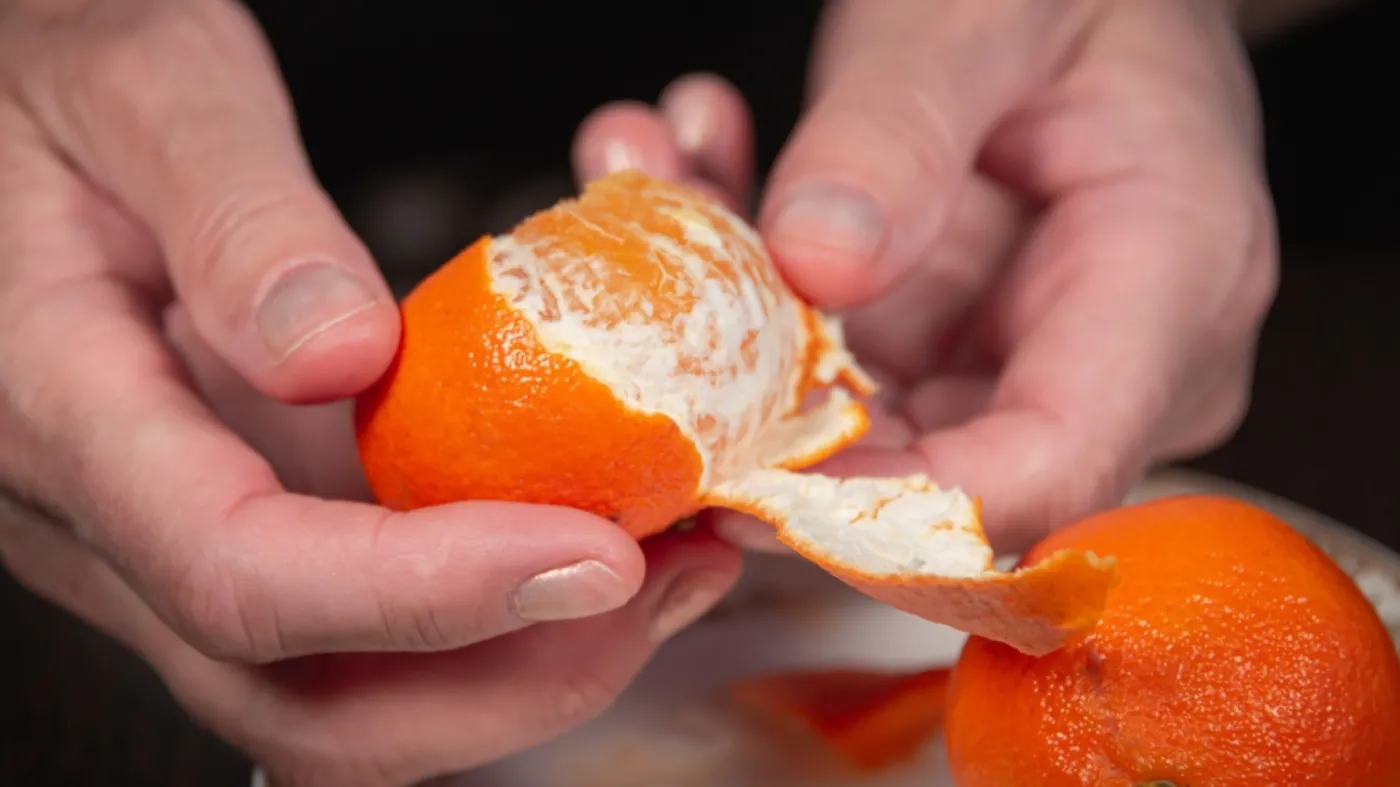 Obierasz białą skórkę z mandarynek i pomarańczy? Wiele osób popełnia ten błąd