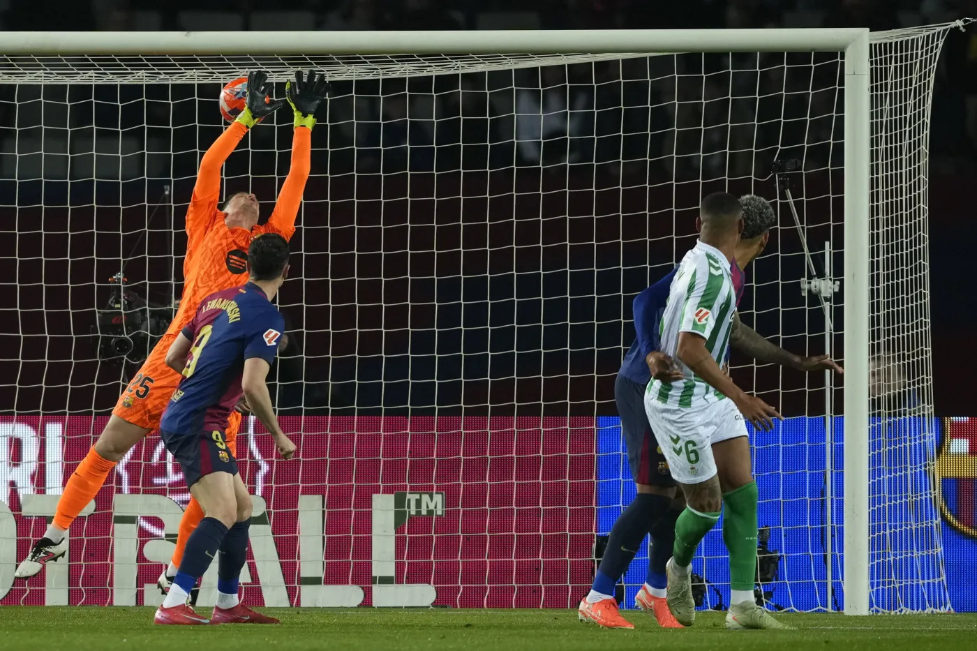 Szczęsny popełnił błąd? Betis przerwał zwycięską serię Barcelony