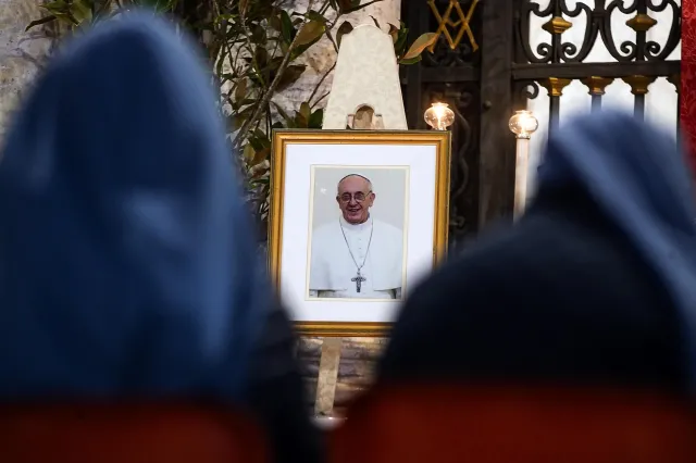 Sensacyjne odkrycie mediów. Włoski klub piłkarski "uśmierca" papieży?