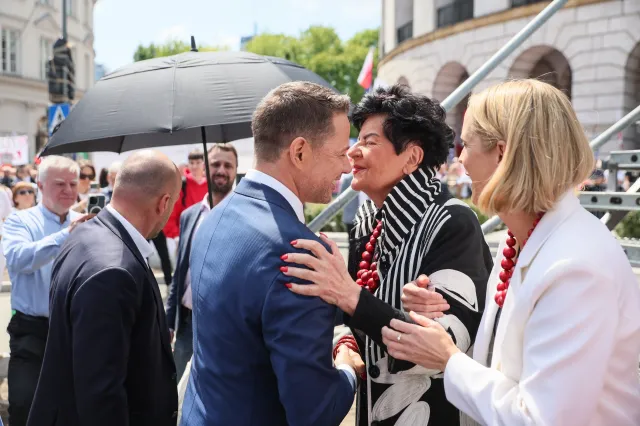 Wielki Marsz Patriotów Rafała Trzaskowskiego. To Senyszyn wręczyła żonie kandydata KO [FOTO]