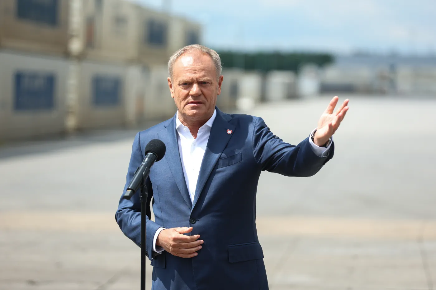 Tusk grzmi: Niebezpieczne związki Nawrockiego to wstyd dla Polski