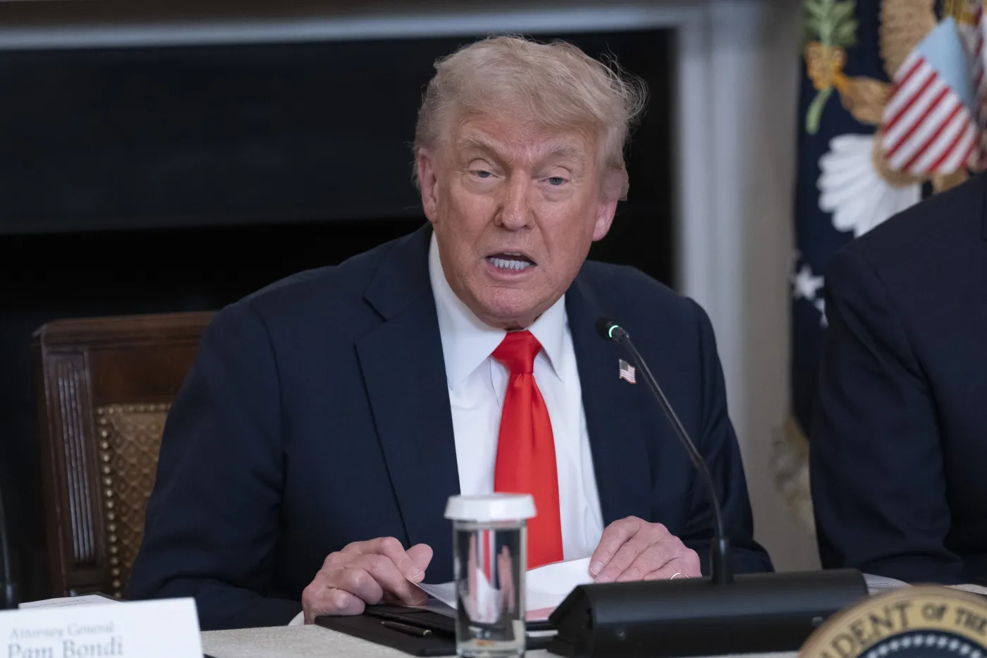 Trump uderza w Muska. Czerwony prezent pójdzie pod młotek?