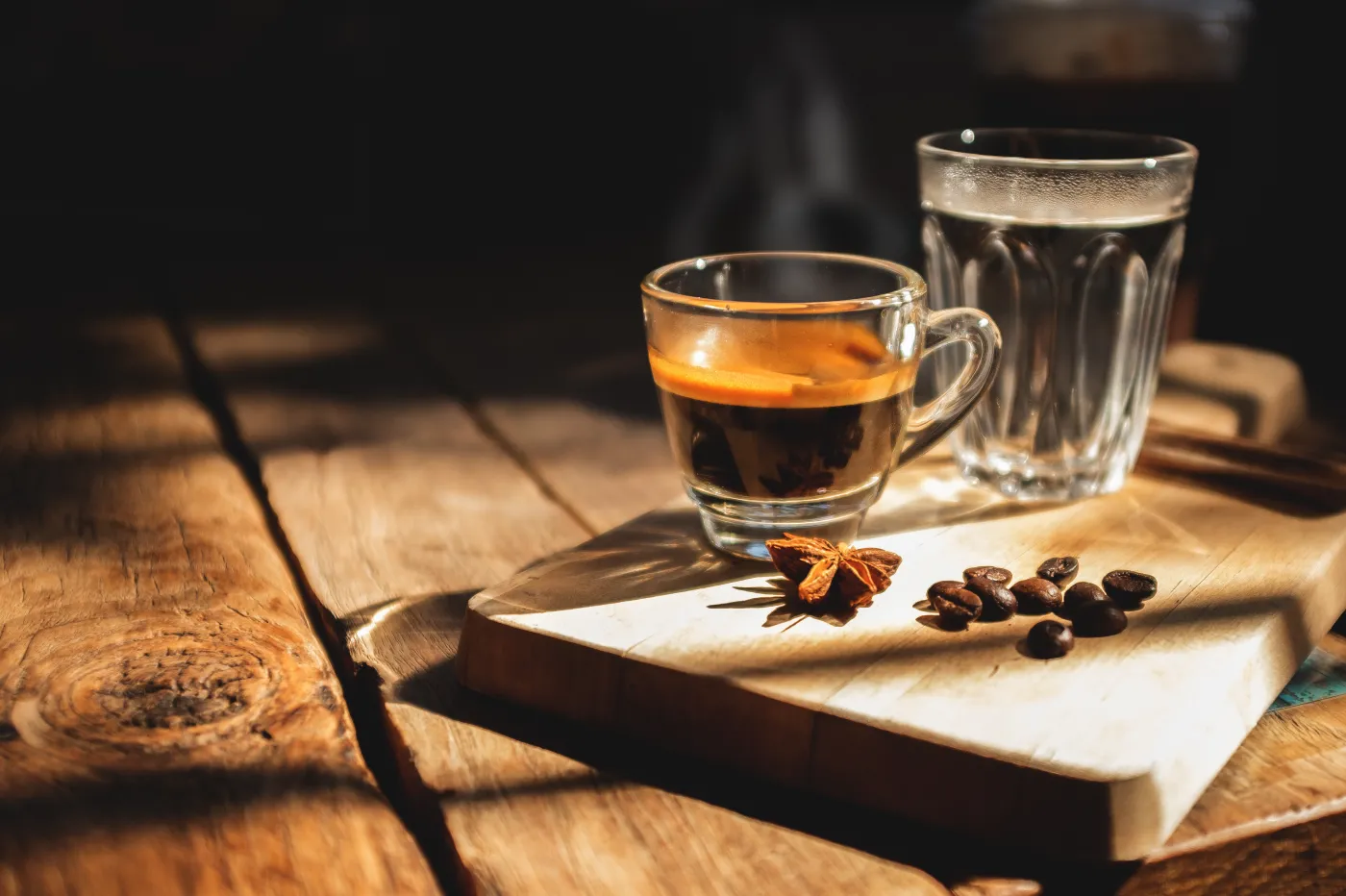 Rozwikłana tajemnica wody podawanej z espresso. Pijemy przed, czy po kawie?