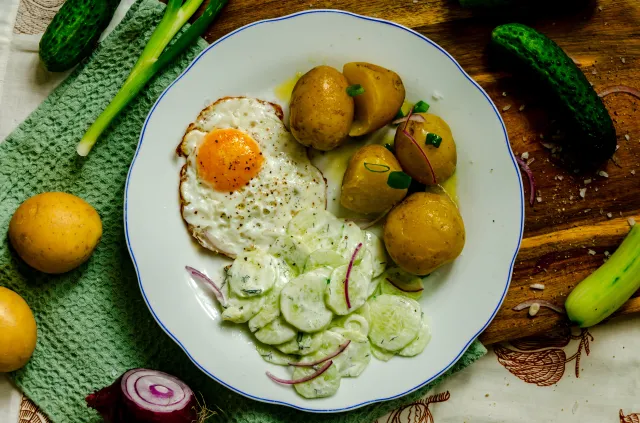 Mizeria po szwedzku. Ten jeden składnik podkręca jej smak
